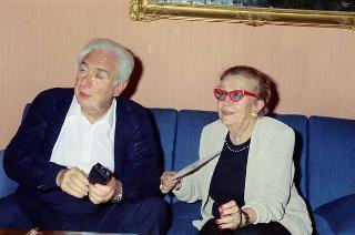 Il Presidente della Repubblica Francesco Cossiga 
con la giornalista Gabriella "Chantal" Dubois, della rivista "Sorrisi e canzoni TV"