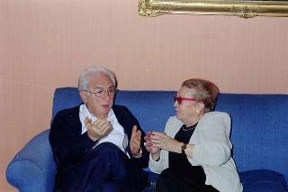 Il Presidente della Repubblica Francesco Cossiga 
con la giornalista Gabriella "Chantal" Dubois, della rivista "Sorrisi e canzoni TV"