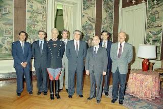 Il Presidente della Repubblica Francesco Cossiga riceve la visita di congedo di Felice Tombolini, dirigente dell'Ufficio Presidenziale della Polizia di Stato