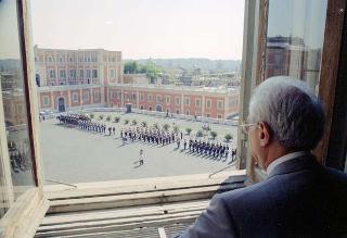 Il Presidente Cossiga assiste dalla finestra della Sala Gialla al cambio della guardia del Reggimento Corazzieri