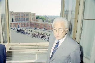 Il Presidente Cossiga assiste dalla finestra della Sala Gialla al cambio della guardia del Reggimento Corazzieri