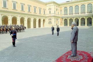 Cerimonia di consegna al Presidente della Repubblica di una riproduzione da tavolo della Bandiera Colonnella del Reggimento Carabinieri Guardie della Repubblica, per il 6° anniversario del suo insediamento al Quirinale