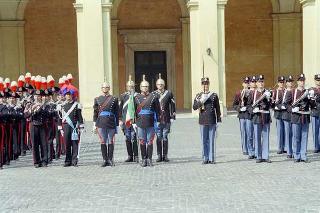 Cerimonia di consegna al Presidente della Repubblica di una riproduzione da tavolo della Bandiera Colonnella del Reggimento Carabinieri Guardie della Repubblica, per il 6° anniversario del suo insediamento al Quirinale