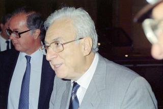 Cerimonia di consegna al Presidente della Repubblica di una riproduzione da tavolo della Bandiera Colonnella del Reggimento Carabinieri Guardie della Repubblica, per il 6° anniversario del suo insediamento al Quirinale