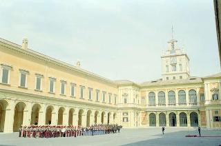 Cerimonia di consegna al Presidente della Repubblica di una riproduzione da tavolo della Bandiera Colonnella del Reggimento Carabinieri Guardie della Repubblica, per il 6° anniversario del suo insediamento al Quirinale