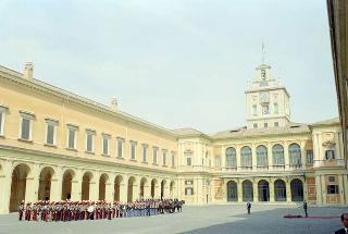 Cerimonia di consegna al Presidente della Repubblica di una riproduzione da tavolo della Bandiera Colonnella del Reggimento Carabinieri Guardie della Repubblica, per il 6° anniversario del suo insediamento al Quirinale