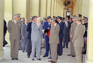 Cerimonia di consegna al Presidente della Repubblica di una riproduzione da tavolo della Bandiera Colonnella del Reggimento Carabinieri Guardie della Repubblica, per il 6° anniversario del suo insediamento al Quirinale