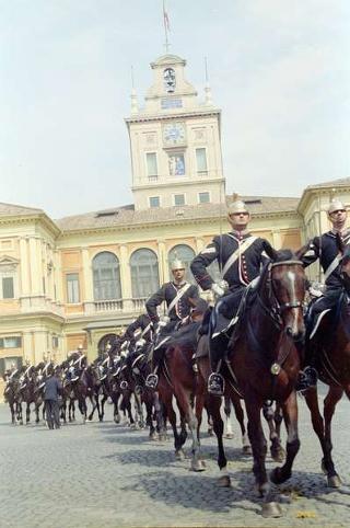 Cerimonia di consegna al Presidente della Repubblica di una riproduzione da tavolo della Bandiera Colonnella del Reggimento Carabinieri Guardie della Repubblica, per il 6° anniversario del suo insediamento al Quirinale