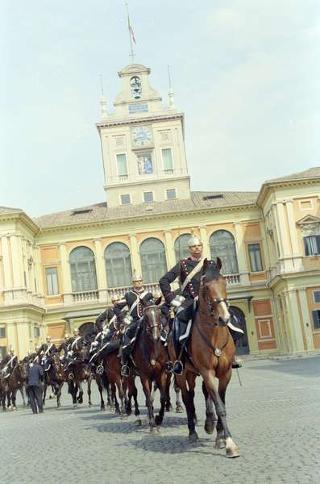 Cerimonia di consegna al Presidente della Repubblica di una riproduzione da tavolo della Bandiera Colonnella del Reggimento Carabinieri Guardie della Repubblica, per il 6° anniversario del suo insediamento al Quirinale