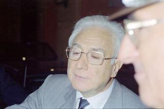 Cerimonia di consegna al Presidente della Repubblica di una riproduzione da tavolo della Bandiera Colonnella del Reggimento Carabinieri Guardie della Repubblica, per il 6° anniversario del suo insediamento al Quirinale