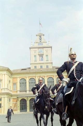 Cerimonia di consegna al Presidente della Repubblica di una riproduzione da tavolo della Bandiera Colonnella del Reggimento Carabinieri Guardie della Repubblica, per il 6° anniversario del suo insediamento al Quirinale