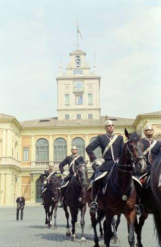 Cerimonia di consegna al Presidente della Repubblica di una riproduzione da tavolo della Bandiera Colonnella del Reggimento Carabinieri Guardie della Repubblica, per il 6° anniversario del suo insediamento al Quirinale