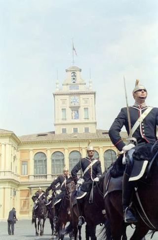Cerimonia di consegna al Presidente della Repubblica di una riproduzione da tavolo della Bandiera Colonnella del Reggimento Carabinieri Guardie della Repubblica, per il 6° anniversario del suo insediamento al Quirinale