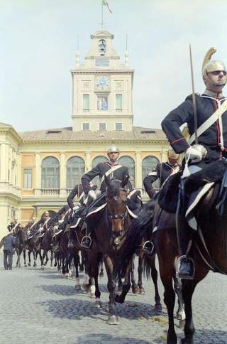 Cerimonia di consegna al Presidente della Repubblica di una riproduzione da tavolo della Bandiera Colonnella del Reggimento Carabinieri Guardie della Repubblica, per il 6° anniversario del suo insediamento al Quirinale