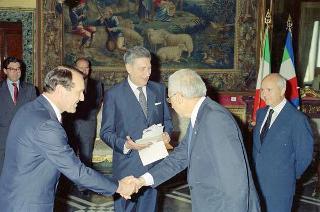 Cerimonia di consegna al Presidente della Repubblica di una riproduzione da tavolo della Bandiera Colonnella del Reggimento Carabinieri Guardie della Repubblica, per il 6° anniversario del suo insediamento al Quirinale