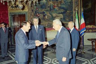 Cerimonia di consegna al Presidente della Repubblica di una riproduzione da tavolo della Bandiera Colonnella del Reggimento Carabinieri Guardie della Repubblica, per il 6° anniversario del suo insediamento al Quirinale