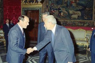 Cerimonia di consegna al Presidente della Repubblica di una riproduzione da tavolo della Bandiera Colonnella del Reggimento Carabinieri Guardie della Repubblica, per il 6° anniversario del suo insediamento al Quirinale