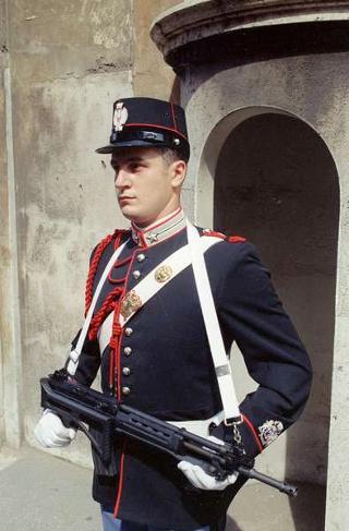 Cerimonia di consegna al Presidente della Repubblica di una riproduzione da tavolo della Bandiera Colonnella del Reggimento Carabinieri Guardie della Repubblica, per il 6° anniversario del suo insediamento al Quirinale