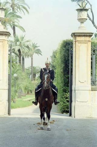 Cerimonia di consegna al Presidente della Repubblica di una riproduzione da tavolo della Bandiera Colonnella del Reggimento Carabinieri Guardie della Repubblica, per il 6° anniversario del suo insediamento al Quirinale