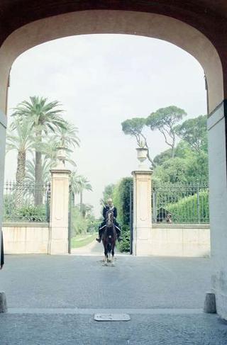 Cerimonia di consegna al Presidente della Repubblica di una riproduzione da tavolo della Bandiera Colonnella del Reggimento Carabinieri Guardie della Repubblica, per il 6° anniversario del suo insediamento al Quirinale