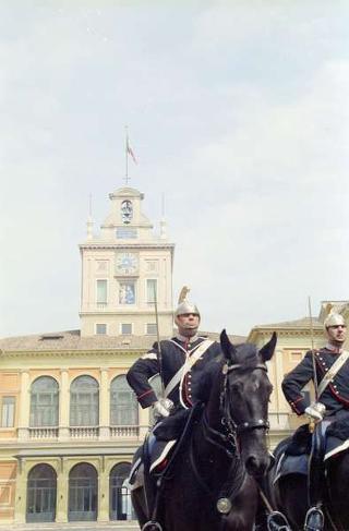 Cerimonia di consegna al Presidente della Repubblica di una riproduzione da tavolo della Bandiera Colonnella del Reggimento Carabinieri Guardie della Repubblica, per il 6° anniversario del suo insediamento al Quirinale