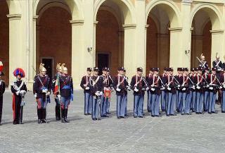Cerimonia di consegna al Presidente della Repubblica di una riproduzione da tavolo della Bandiera Colonnella del Reggimento Carabinieri Guardie della Repubblica, per il 6° anniversario del suo insediamento al Quirinale