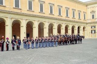 Cerimonia di consegna al Presidente della Repubblica di una riproduzione da tavolo della Bandiera Colonnella del Reggimento Carabinieri Guardie della Repubblica, per il 6° anniversario del suo insediamento al Quirinale
