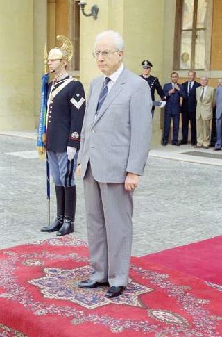 Cerimonia di consegna al Presidente della Repubblica di una riproduzione da tavolo della Bandiera Colonnella del Reggimento Carabinieri Guardie della Repubblica, per il 6° anniversario del suo insediamento al Quirinale