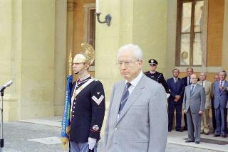 Cerimonia di consegna al Presidente della Repubblica di una riproduzione da tavolo della Bandiera Colonnella del Reggimento Carabinieri Guardie della Repubblica, per il 6° anniversario del suo insediamento al Quirinale