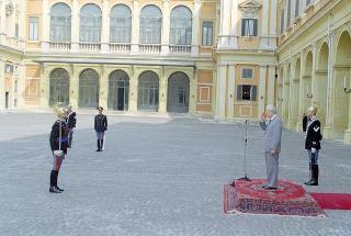 Cerimonia di consegna al Presidente della Repubblica di una riproduzione da tavolo della Bandiera Colonnella del Reggimento Carabinieri Guardie della Repubblica, per il 6° anniversario del suo insediamento al Quirinale