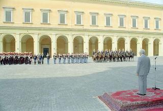 Cerimonia di consegna al Presidente della Repubblica di una riproduzione da tavolo della Bandiera Colonnella del Reggimento Carabinieri Guardie della Repubblica, per il 6° anniversario del suo insediamento al Quirinale