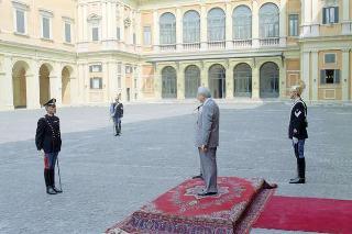 Cerimonia di consegna al Presidente della Repubblica di una riproduzione da tavolo della Bandiera Colonnella del Reggimento Carabinieri Guardie della Repubblica, per il 6° anniversario del suo insediamento al Quirinale