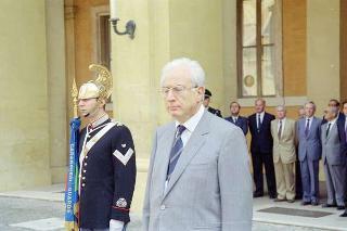 Cerimonia di consegna al Presidente della Repubblica di una riproduzione da tavolo della Bandiera Colonnella del Reggimento Carabinieri Guardie della Repubblica, per il 6° anniversario del suo insediamento al Quirinale