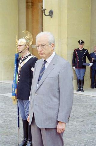 Cerimonia di consegna al Presidente della Repubblica di una riproduzione da tavolo della Bandiera Colonnella del Reggimento Carabinieri Guardie della Repubblica, per il 6° anniversario del suo insediamento al Quirinale