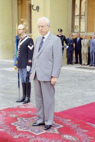 Cerimonia di consegna al Presidente della Repubblica di una riproduzione da tavolo della Bandiera Colonnella del Reggimento Carabinieri Guardie della Repubblica, per il 6° anniversario del suo insediamento al Quirinale