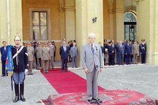 Cerimonia di consegna al Presidente della Repubblica di una riproduzione da tavolo della Bandiera Colonnella del Reggimento Carabinieri Guardie della Repubblica, per il 6° anniversario del suo insediamento al Quirinale