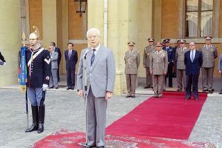 Cerimonia di consegna al Presidente della Repubblica di una riproduzione da tavolo della Bandiera Colonnella del Reggimento Carabinieri Guardie della Repubblica, per il 6° anniversario del suo insediamento al Quirinale