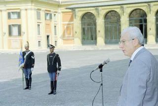 Cerimonia di consegna al Presidente della Repubblica di una riproduzione da tavolo della Bandiera Colonnella del Reggimento Carabinieri Guardie della Repubblica, per il 6° anniversario del suo insediamento al Quirinale