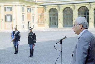 Cerimonia di consegna al Presidente della Repubblica di una riproduzione da tavolo della Bandiera Colonnella del Reggimento Carabinieri Guardie della Repubblica, per il 6° anniversario del suo insediamento al Quirinale