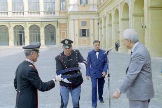Cerimonia di consegna al Presidente della Repubblica di una riproduzione da tavolo della Bandiera Colonnella del Reggimento Carabinieri Guardie della Repubblica, per il 6° anniversario del suo insediamento al Quirinale
