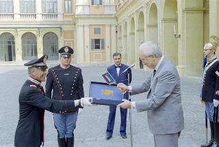 Cerimonia di consegna al Presidente della Repubblica di una riproduzione da tavolo della Bandiera Colonnella del Reggimento Carabinieri Guardie della Repubblica, per il 6° anniversario del suo insediamento al Quirinale