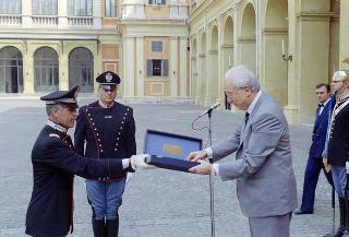 Cerimonia di consegna al Presidente della Repubblica di una riproduzione da tavolo della Bandiera Colonnella del Reggimento Carabinieri Guardie della Repubblica, per il 6° anniversario del suo insediamento al Quirinale
