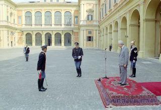 Cerimonia di consegna al Presidente della Repubblica di una riproduzione da tavolo della Bandiera Colonnella del Reggimento Carabinieri Guardie della Repubblica, per il 6° anniversario del suo insediamento al Quirinale