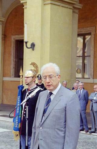 Cerimonia di consegna al Presidente della Repubblica di una riproduzione da tavolo della Bandiera Colonnella del Reggimento Carabinieri Guardie della Repubblica, per il 6° anniversario del suo insediamento al Quirinale