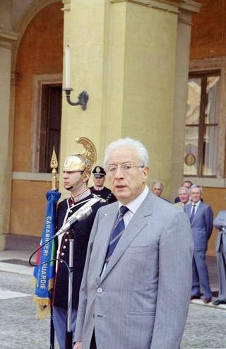 Cerimonia di consegna al Presidente della Repubblica di una riproduzione da tavolo della Bandiera Colonnella del Reggimento Carabinieri Guardie della Repubblica, per il 6° anniversario del suo insediamento al Quirinale
