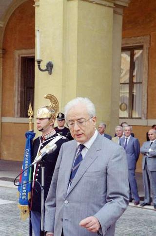 Cerimonia di consegna al Presidente della Repubblica di una riproduzione da tavolo della Bandiera Colonnella del Reggimento Carabinieri Guardie della Repubblica, per il 6° anniversario del suo insediamento al Quirinale