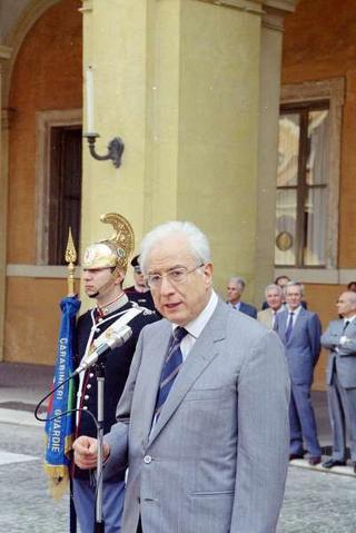 Cerimonia di consegna al Presidente della Repubblica di una riproduzione da tavolo della Bandiera Colonnella del Reggimento Carabinieri Guardie della Repubblica, per il 6° anniversario del suo insediamento al Quirinale