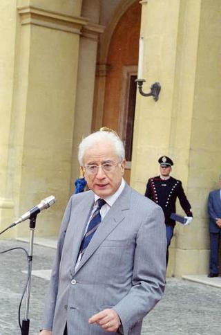 Cerimonia di consegna al Presidente della Repubblica di una riproduzione da tavolo della Bandiera Colonnella del Reggimento Carabinieri Guardie della Repubblica, per il 6° anniversario del suo insediamento al Quirinale