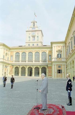 Cerimonia di consegna al Presidente della Repubblica di una riproduzione da tavolo della Bandiera Colonnella del Reggimento Carabinieri Guardie della Repubblica, per il 6° anniversario del suo insediamento al Quirinale