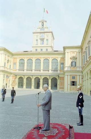 Cerimonia di consegna al Presidente della Repubblica di una riproduzione da tavolo della Bandiera Colonnella del Reggimento Carabinieri Guardie della Repubblica, per il 6° anniversario del suo insediamento al Quirinale